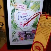 Kindle mit Buchcover und Lesezeichen