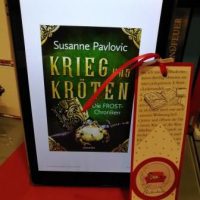 Kindle mit Cover des Buches und Lesezeichen