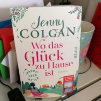 Buch "Wo das Glück zu Hause ist" im Regal