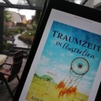 E-Book Reader mit dem Buch "Traumzeit in Australien" vor Regen