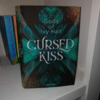 grünes Cover Titel: cursed kiss autor: alana falk