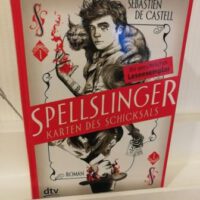 Buchcover in Form einer Spielkarte Titel: Spellslinger Autor: Sebastien de Castell