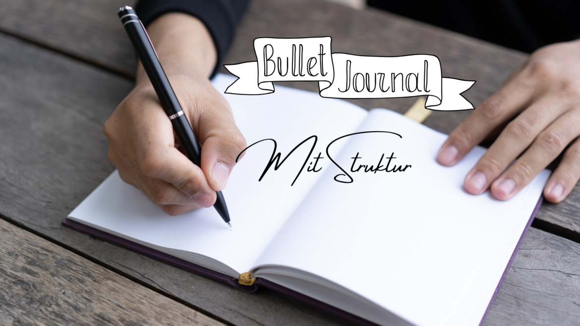 Bujo mit Struktur Bild zu einem Blogbeitrag über Bullet Journal. ein Notizbuch mit weißen Seiten, auf die gerade geschrieben wird.