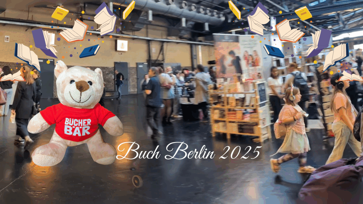 Buch Berlin 2025 Im Hintergrund sind Besucher der Buchmesse in Berlin zu sehen. Im Vordergrund der Bücherbär, fliegende Bücher und der Schriftzug "Buch Berlin 2025"
