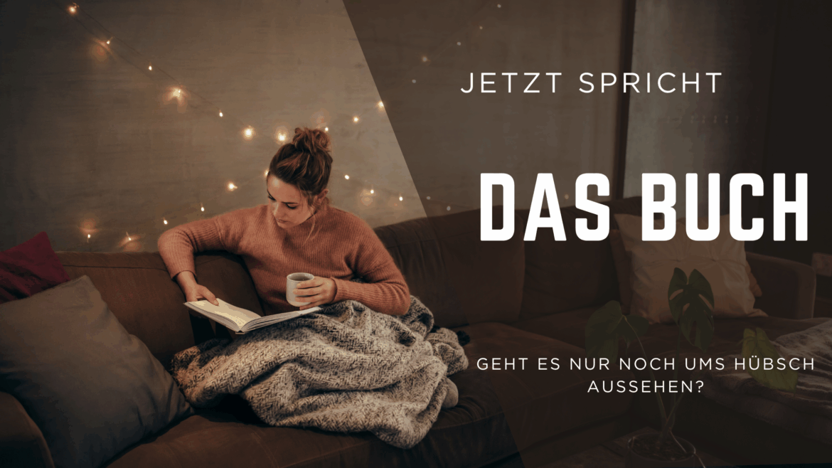 Eine frau sitzt auf der Couch und liest im Schein einer Lichterkette ein Buch. Das Bild gehört zu einem Blogbeitrag zum Thema lesen.