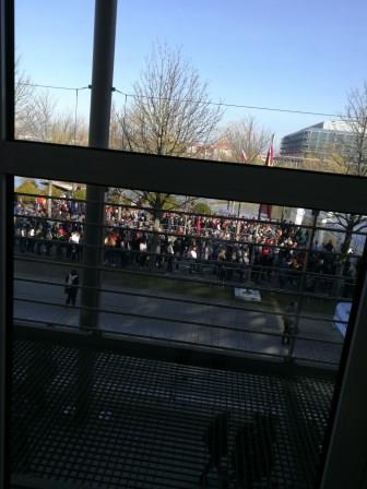 Schlange vor der Messe